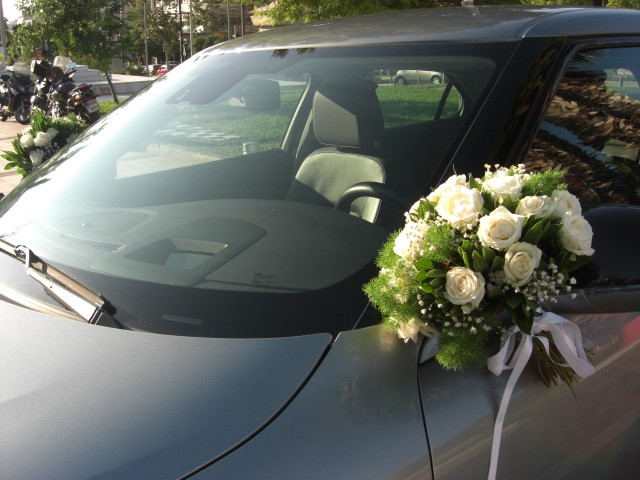 Στολισμός αυτοκινήτου με μπουκέτα στους καθρέπτες απο ιβουάρ τριαντάφυλλα