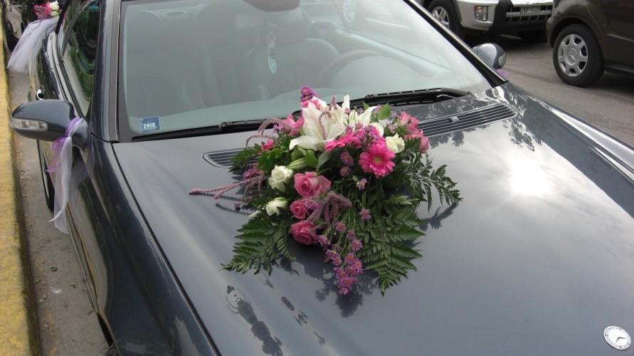 Στολισμός αυτοκινήτου γάμου με λουλούδια εποχής