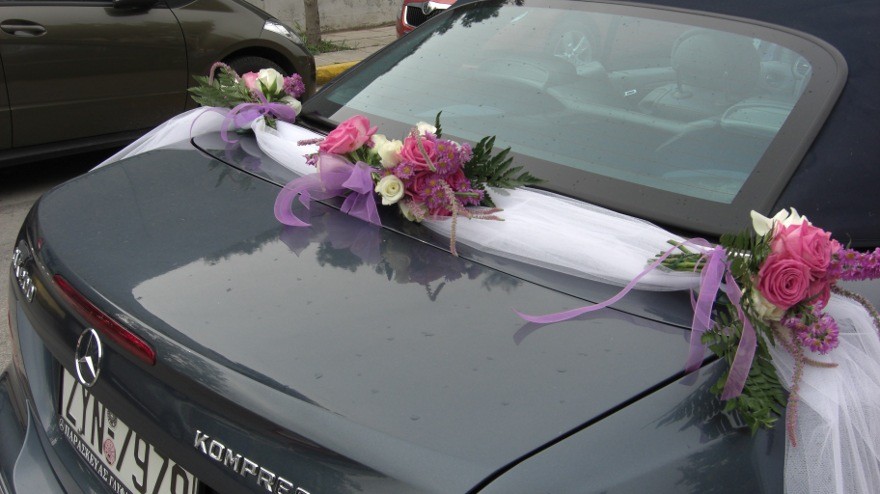 Στολισμός νυφικού αυτοκινήτου με γιρλάντα από ύφασμα (τούλι) και δεμένα μικρά μπουκέτα λουλουδιών - Στολισμός αυτοκινήτου με τούλι