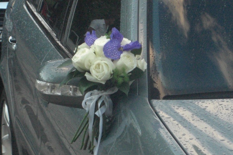Στολισμός αυτοκινήτου με μεγάλα τριαντάφυλλα avalance και ορχιδέα vanda