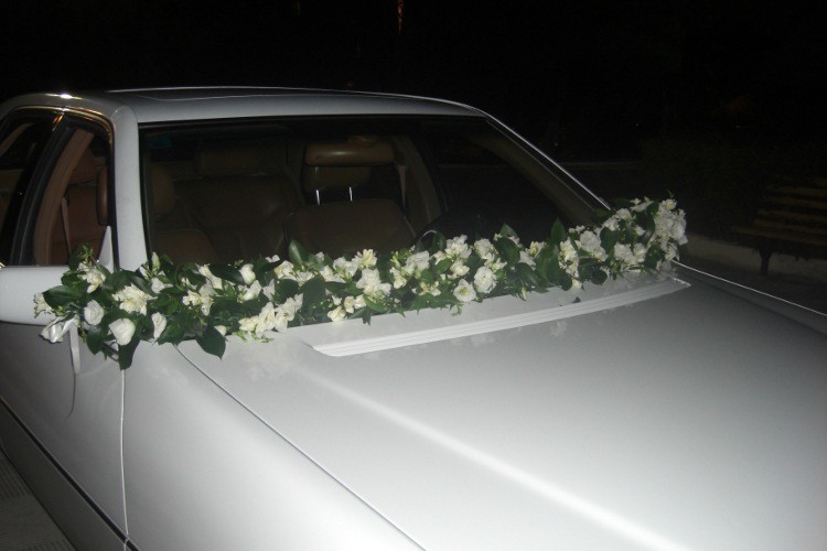 Στολισμός αυτοκινήτου γάμου γιρλάντα με λυσίανθους, φρέζιες