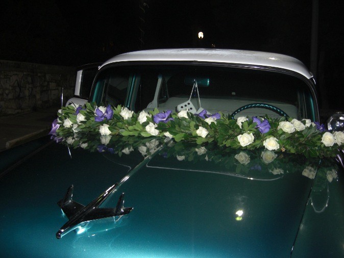 Στολισμός αυτοκινήτου γάμου γιρλάντα με τριαντάφυλλα, ορχιδέα vanda