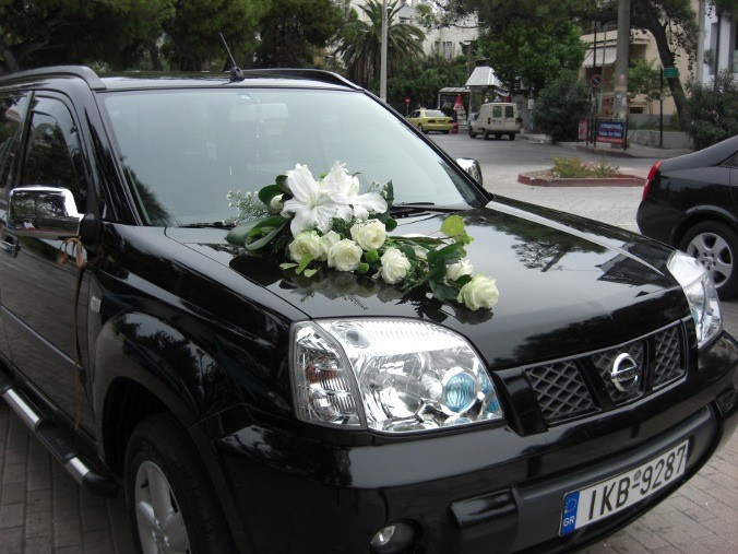 Στολισμός αυτοκίνητου γάμου με μεγάλα λίλιουμ οριεντάλ λουλούδια και τριαντάφυλλα avalance