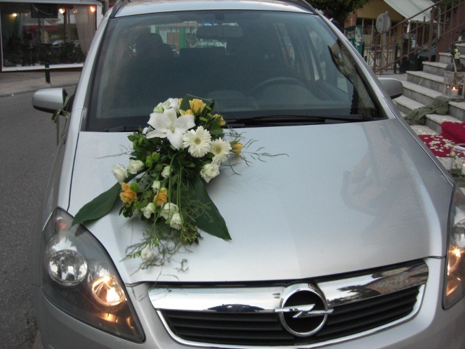 Στολισμός αυτοκινήτου με κίτρινα και λευκά λουλούδια