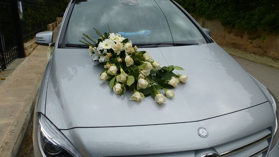 Στολισμός αυτοκινήτου γάμου με μακρόστενη βεντούζα από ιβουάρ τριαντάφυλλα vendela