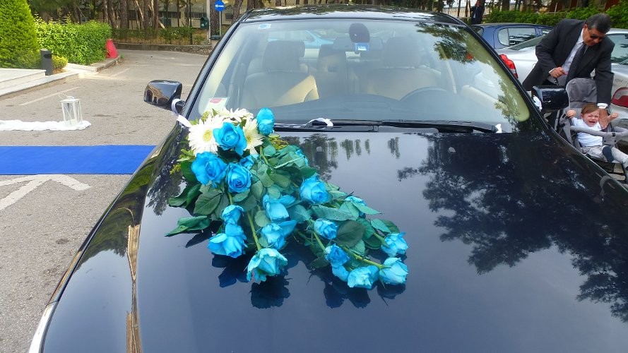 Στολισμός αυτοκίνητου με γαλάζια κατασκευή λουλουδιών