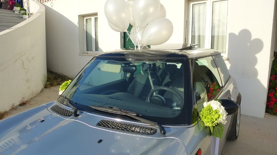 Στολισμός αυτοκινήτου γάμου με μπουκετάκια στους καθρέπτες από λευκή και πράσινη ορτανσία