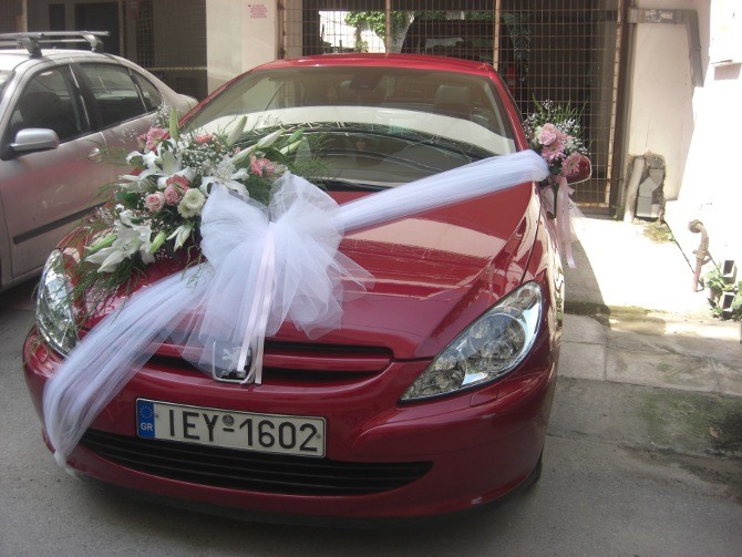 Στολισμός αυτοκινήτου γάμου με κορδέλες