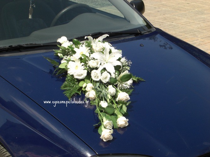 Στολισμός αυτοκινήτου με λευκή κατασκευή λουλουδιών από τριαντάφυλλα, ζέρμπερες, λυσίανθους, γυψόφυλλο, πρασινάδες και φτέρη