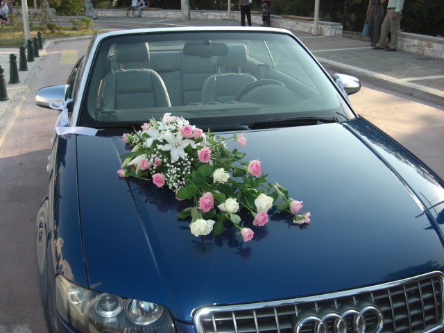 Στολισμός αυτοκινήτου για γάμο με μακρόστενη κατασκευή λουλουδιών