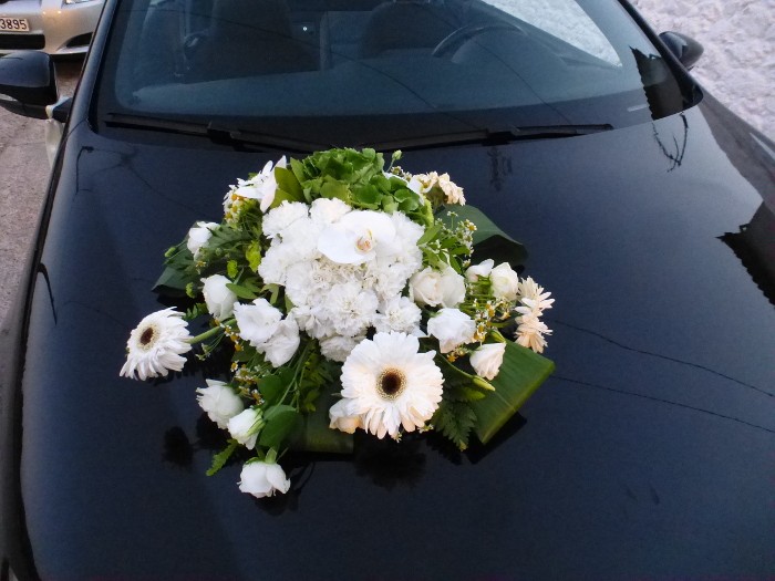Στολισμός αυτοκινήτου νύφης με ορτανσία, ζέρμπερες, λυσίανθο, τριαντάφυλλα