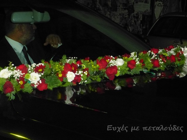 Στολισμός νυφικού αυτοκινήτου με γιρλάντα λουλουδιών στο παρμπρίζ