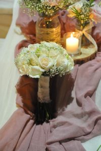 νυφική ανθοδέσμη με τριαντάφυλλα και γυψόφυλλο