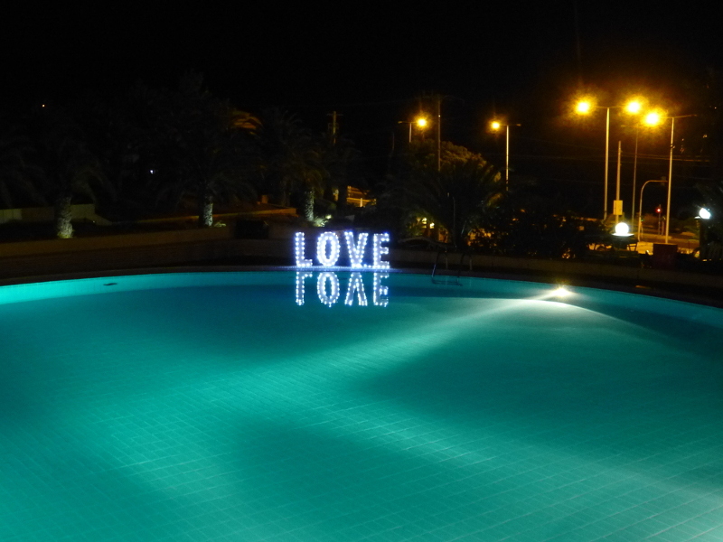 Φωτιζόμενα γράμματα LOVE σε πισίνα