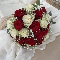 Νυφικη-ανθοδεσμη-με-κοκκινα-λευκα-τριανταφυλλα