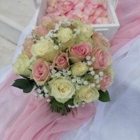 νυφικη-ανθοδεσμη-λευκα-καιροζ-λουλουδια